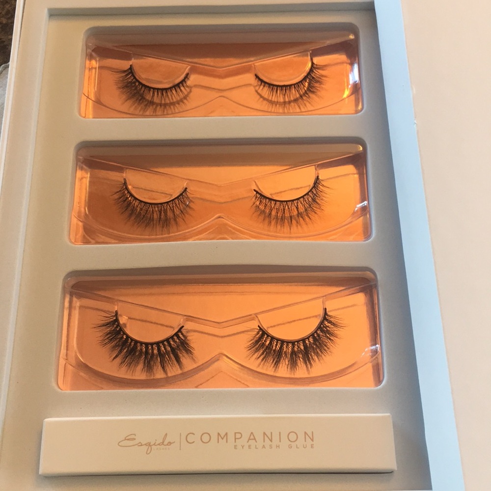Esquido false eyelashes.